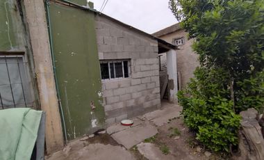Casa en VENTA en Glew con 4 dormitorios, 3 baños y parque con escritura.-