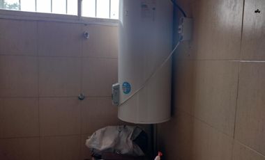 Casa en VENTA en Glew con 4 dormitorios, 3 baños y parque con escritura.-