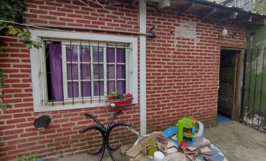 Casa en VENTA en Glew con 4 dormitorios, 3 baños y parque con escritura.-