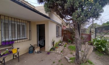 Casa en VENTA en Glew con 4 dormitorios, 3 baños y parque con escritura.-