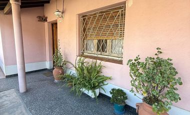 VENTA Excelente Casa de 3 ambientes - patio -entrada de auto La Tablada