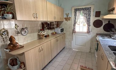 VENTA Excelente Casa de 3 ambientes - patio -entrada de auto La Tablada