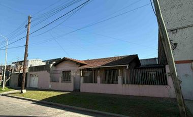 VENTA Excelente Casa de 3 ambientes - patio -entrada de auto La Tablada