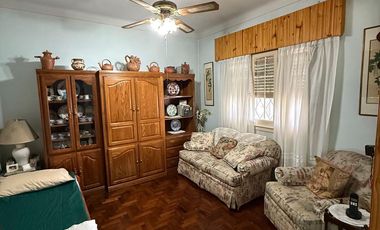 VENTA Excelente Casa de 3 ambientes - patio -entrada de auto La Tablada