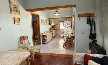 VENTA Excelente Casa de 3 ambientes - patio -entrada de auto La Tablada