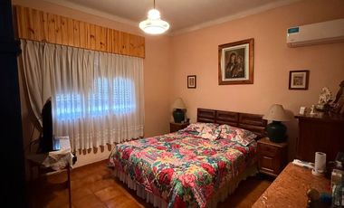 VENTA Excelente Casa de 3 ambientes - patio -entrada de auto La Tablada