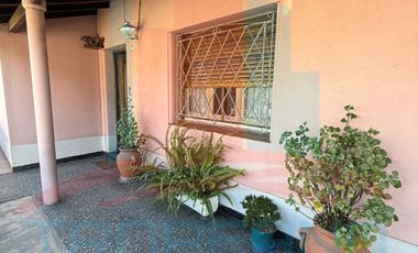 VENTA Excelente Casa de 3 ambientes - patio -entrada de auto La Tablada