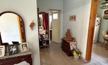 VENTA Excelente Casa de 3 ambientes - patio -entrada de auto La Tablada