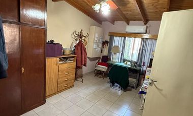 VENTA Excelente Casa de 3 ambientes - patio -entrada de auto La Tablada