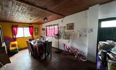 VENTA DE CHALET COLONIAL 3 AMBIENTES AL FRENTE SOBRE LOTE DE 260 M²