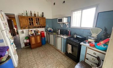 VENTA DE CHALET COLONIAL 3 AMBIENTES AL FRENTE SOBRE LOTE DE 260 M²