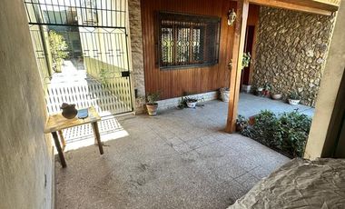 VENTA - CASA 3 AMBIENTES - GALPON y COCHERA - IDEAL PARA VIVIR YTRABAJAR- A METROS DE AVENIDA CROVARA