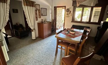 VENTA - CASA 3 AMBIENTES - GALPON y COCHERA - IDEAL PARA VIVIR YTRABAJAR- A METROS DE AVENIDA CROVARA