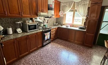 VENTA - CASA 3 AMBIENTES - GALPON y COCHERA - IDEAL PARA VIVIR YTRABAJAR- A METROS DE AVENIDA CROVARA