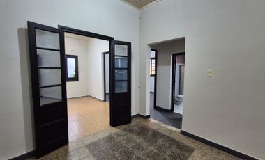 MUY LINDA CASA EN ALQUILER ( USO VIVIENDA U OFICINA) EXCELENTE UBICACIÓN.-
