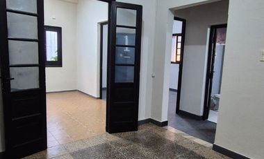 MUY LINDA CASA EN ALQUILER ( USO VIVIENDA U OFICINA) EXCELENTE UBICACIÓN.-