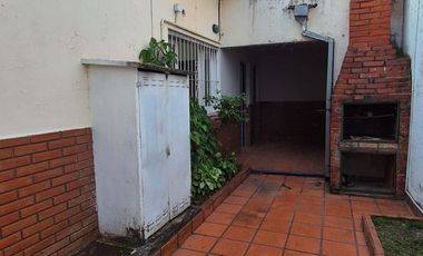 MUY LINDA CASA EN ALQUILER ( USO VIVIENDA U OFICINA) EXCELENTE UBICACIÓN.-