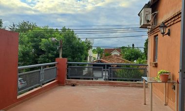 Departamento 4 Ambientes En Primer Piso Al Frente, En Dos Plantas Con Patio