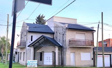 SOLIDA CASA DE 4 DORMITORIOS. AMPLIOS ESPACIOS