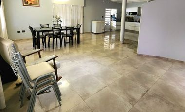 SOLIDA CASA DE 4 DORMITORIOS. AMPLIOS ESPACIOS