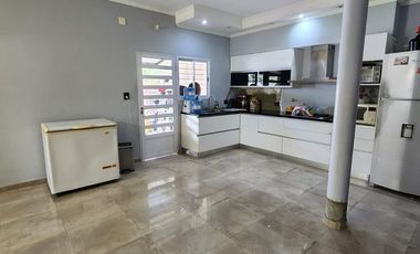 SOLIDA CASA DE 4 DORMITORIOS. AMPLIOS ESPACIOS