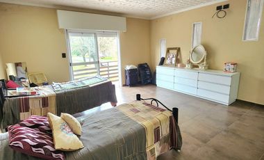 SOLIDA CASA DE 4 DORMITORIOS. AMPLIOS ESPACIOS