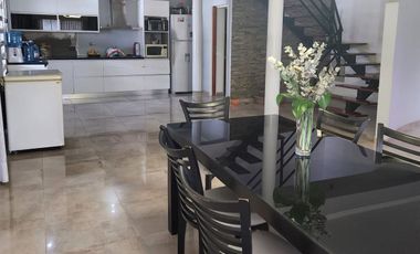 SOLIDA CASA DE 4 DORMITORIOS. AMPLIOS ESPACIOS