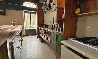 VENTA PROPIEDAD CON LOCAL GASTRONÓMICO EN HAEDO SUR.