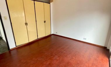 AMPLIO DEPARTAMENTO DE 3 AMBIENTES 1ª PISO AL FRENTE CON BALCON, PATIO Y LAVADERO