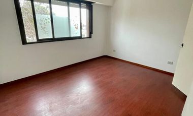 AMPLIO DEPARTAMENTO DE 3 AMBIENTES 1ª PISO AL FRENTE CON BALCON, PATIO Y LAVADERO