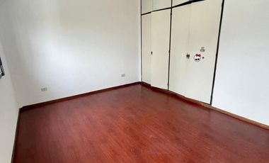 AMPLIO DEPARTAMENTO DE 3 AMBIENTES 1ª PISO AL FRENTE CON BALCON, PATIO Y LAVADERO