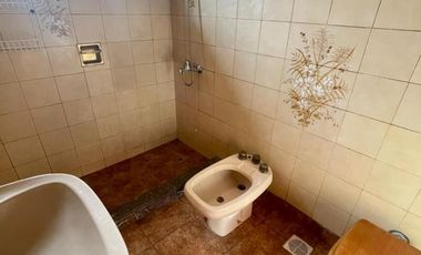 AMPLIO DEPARTAMENTO DE 3 AMBIENTES 1ª PISO AL FRENTE CON BALCON, PATIO Y LAVADERO