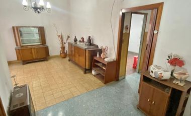 Excelente PH de 2 ambientes amplios con patio y terraza. Uso profesionalo comercial