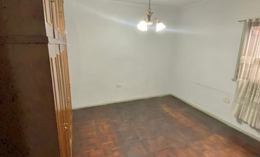 Excelente PH de 2 ambientes amplios con patio y terraza. Uso profesionalo comercial