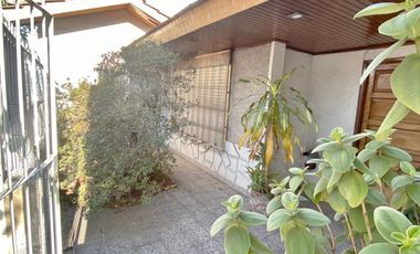 Excelente PH de 2 ambientes amplios con patio y terraza. Uso profesionalo comercial