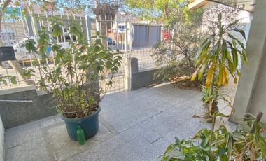 Excelente PH de 2 ambientes amplios con patio y terraza. Uso profesionalo comercial