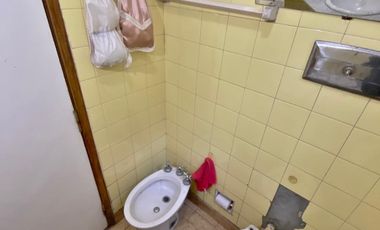 Excelente PH de 2 ambientes amplios con patio y terraza. Uso profesionalo comercial