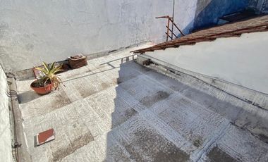 Excelente PH de 2 ambientes amplios con patio y terraza. Uso profesionalo comercial