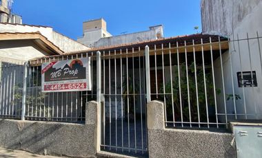 Excelente PH de 2 ambientes amplios con patio y terraza. Uso profesionalo comercial