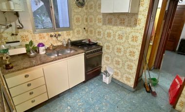 Excelente PH de 2 ambientes amplios con patio y terraza. Uso profesionalo comercial