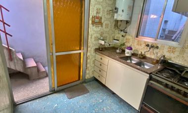 Excelente PH de 2 ambientes amplios con patio y terraza. Uso profesionalo comercial