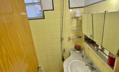 Excelente PH de 2 ambientes amplios con patio y terraza. Uso profesionalo comercial