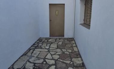 Casa de 3 ambientes con entrada de auto y amplio fondo.