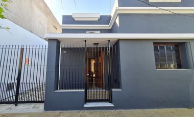 Casa de 3 ambientes con entrada de auto y amplio fondo.
