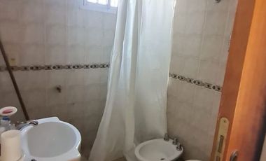 Casa de 3 ambientes con entrada de auto y amplio fondo.