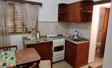 Casa de 3 ambientes con entrada de auto y amplio fondo.