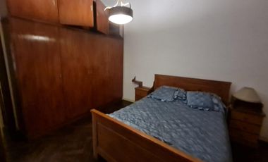 Casa de 3 ambientes con entrada de auto y amplio fondo.