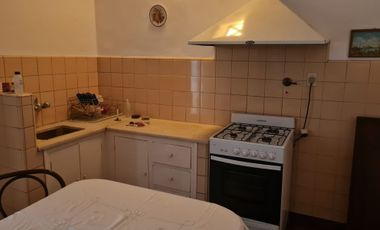 Casa de 3 ambientes con entrada de auto y amplio fondo.