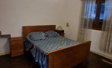 Casa de 3 ambientes con entrada de auto y amplio fondo.