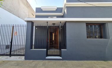 Casa de 3 ambientes con entrada de auto y amplio fondo.